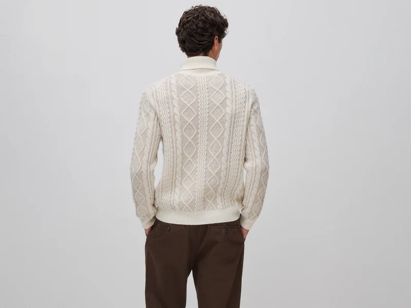 Rollkragenpullover aus einem Wollmischgewebe