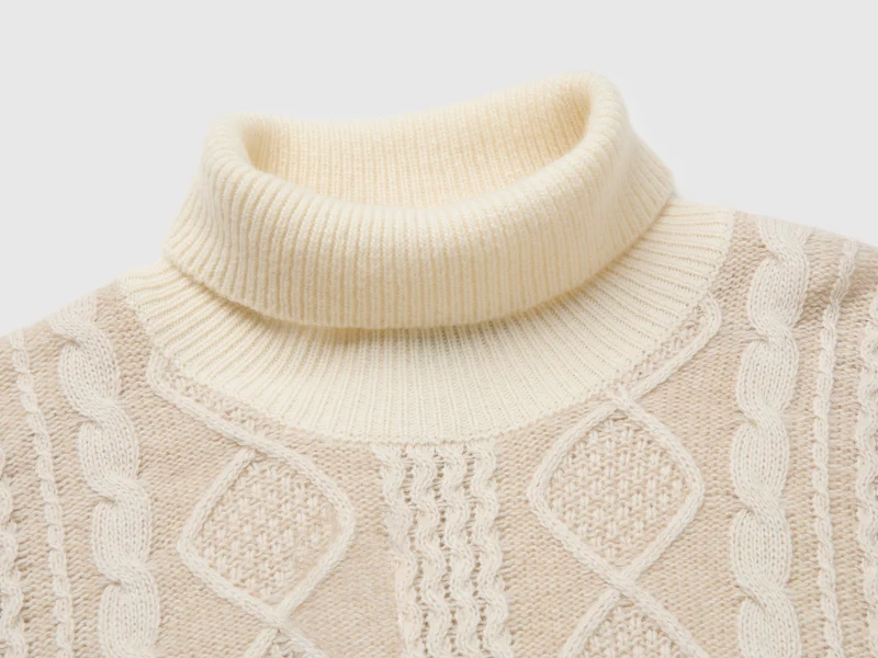 Rollkragenpullover aus einem Wollmischgewebe