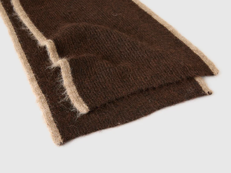 Bouclé-Schal mit Kontrast