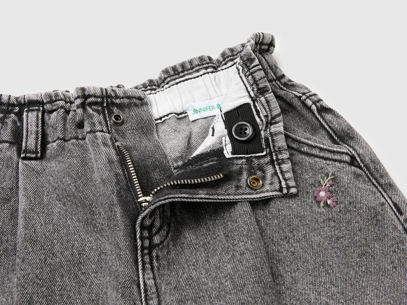 Ballon-Jeans mit Stickerei