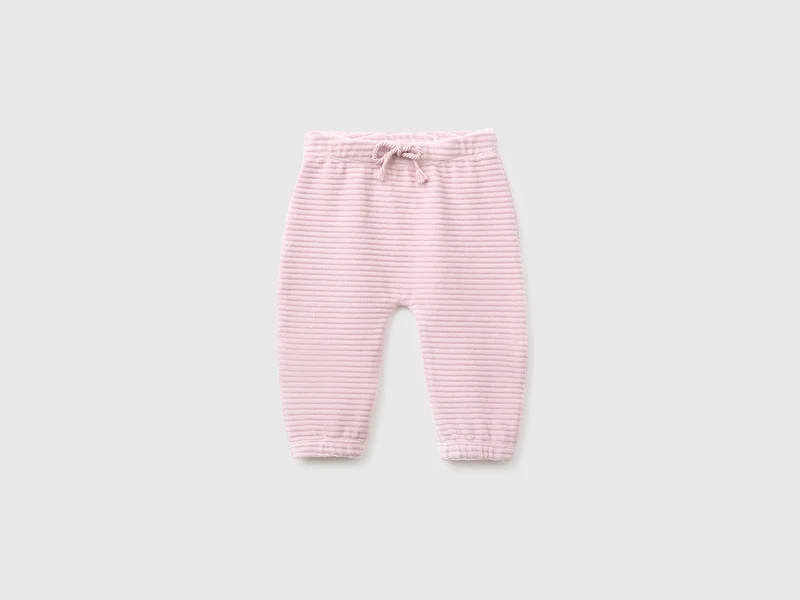 Chenillehose mit Stickerei auf der Rückseite