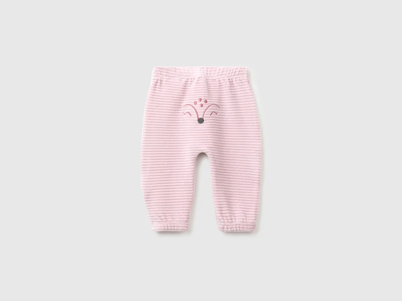 Chenillehose mit Stickerei auf der Rückseite
