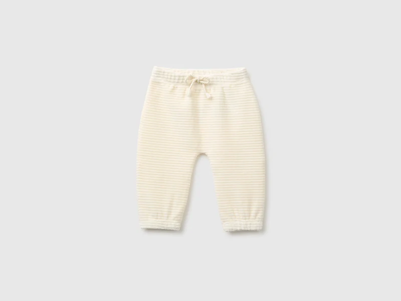 Chenillehose mit Stickerei auf der Rückseite