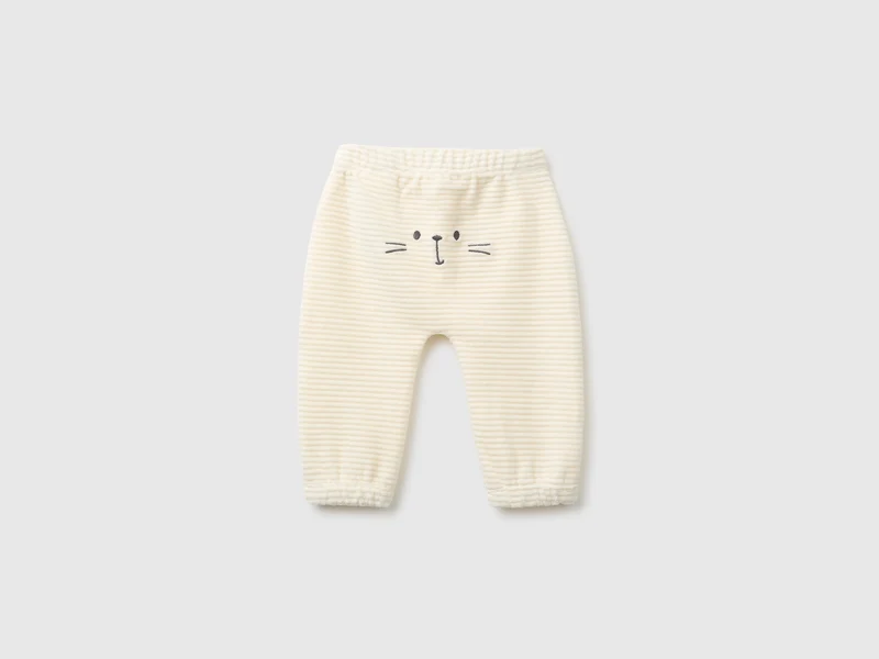 Chenillehose mit Stickerei auf der Rückseite