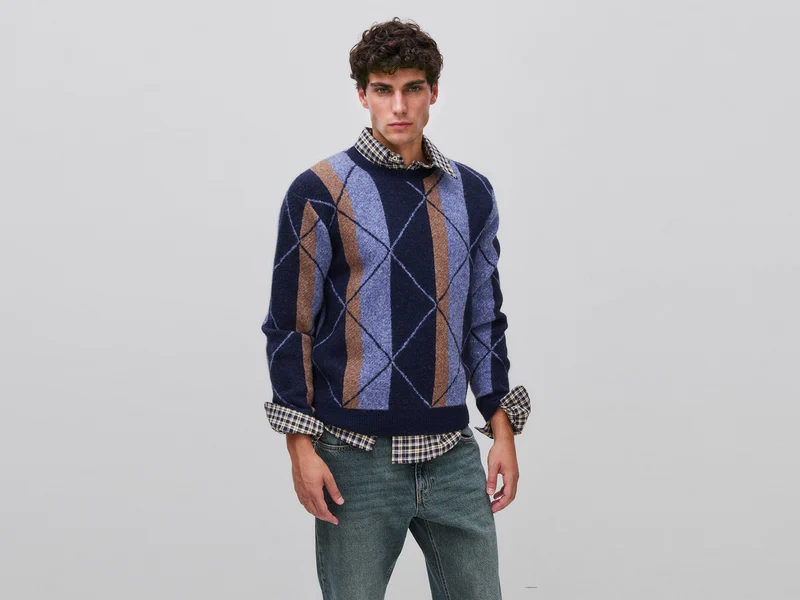 Gestreifter und rautenförmiger Pullover aus einem Woll-Alpaka-Mix
