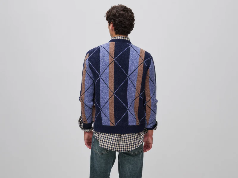 Gestreifter und rautenförmiger Pullover aus einem Woll-Alpaka-Mix