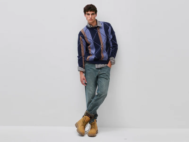 Gestreifter und rautenförmiger Pullover aus einem Woll-Alpaka-Mix