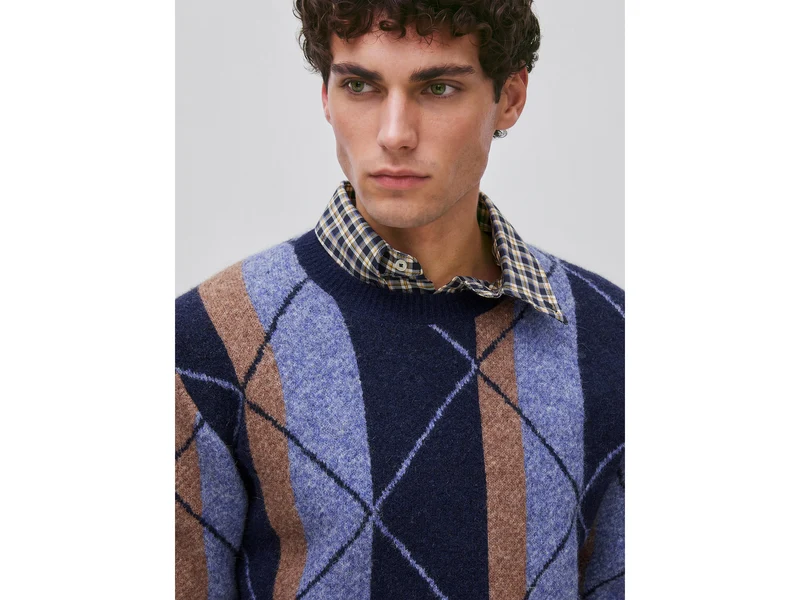 Gestreifter und rautenförmiger Pullover aus einem Woll-Alpaka-Mix