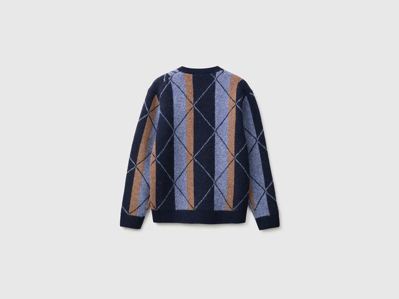Gestreifter und rautenförmiger Pullover aus einem Woll-Alpaka-Mix