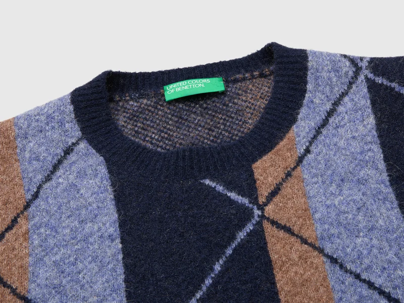 Gestreifter und rautenförmiger Pullover aus einem Woll-Alpaka-Mix