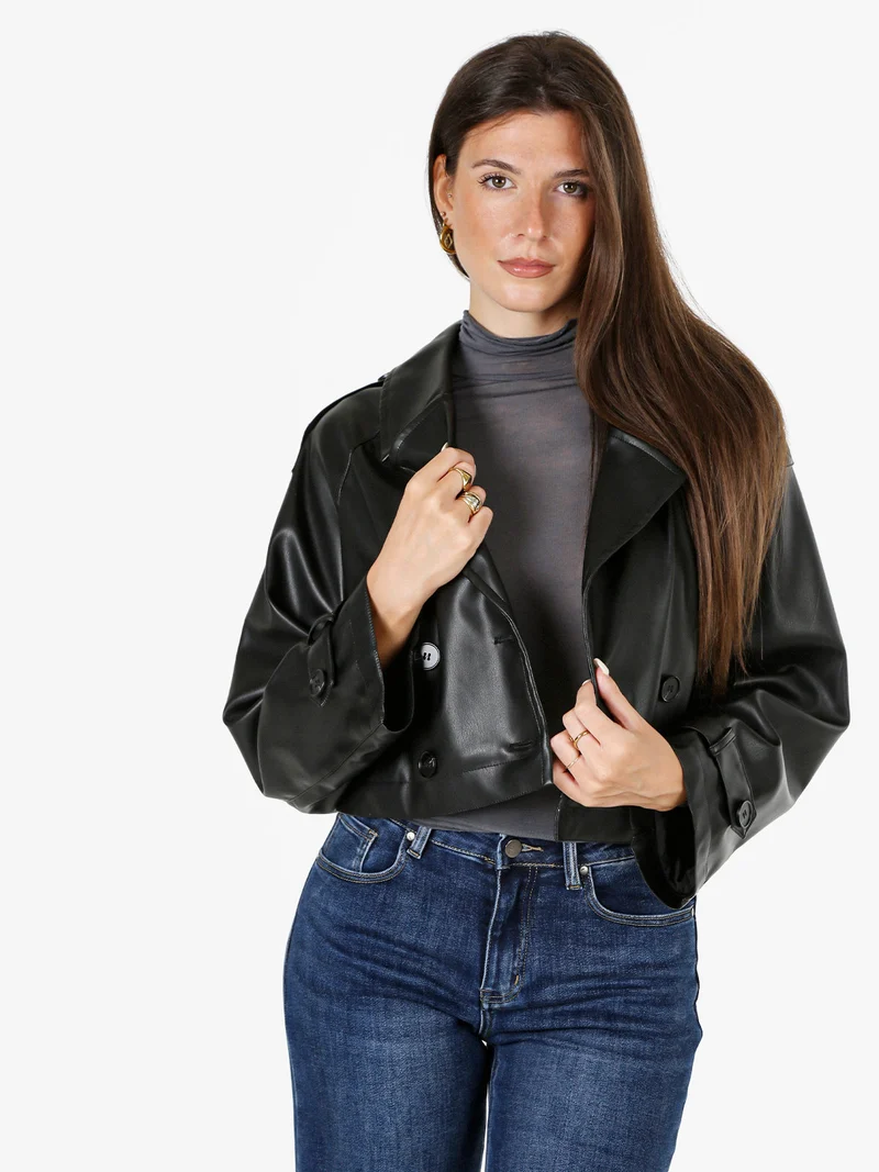 Giacca cropped in ecopelle da donna con chiusura a doppiopetto - nero