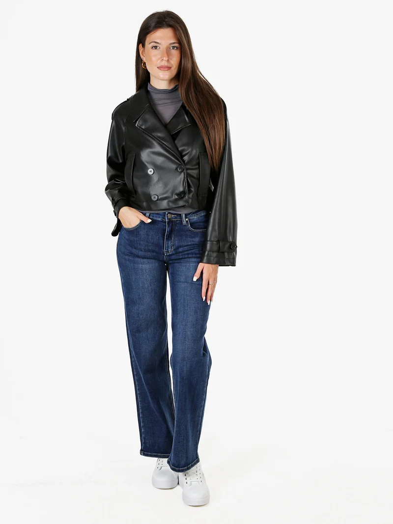Giacca cropped in ecopelle da donna con chiusura a doppiopetto - nero
