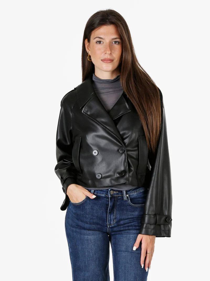 Giacca cropped in ecopelle da donna con chiusura a doppiopetto - nero