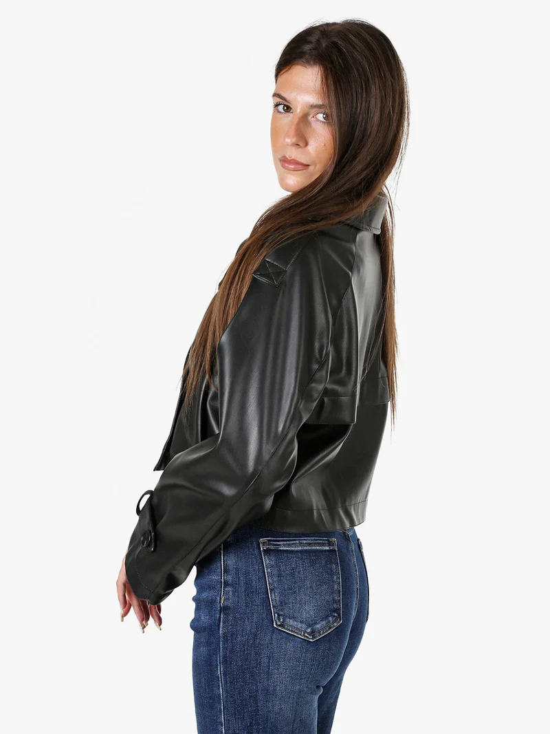 Giacca cropped in ecopelle da donna con chiusura a doppiopetto - nero
