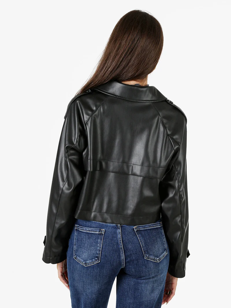 Giacca cropped in ecopelle da donna con chiusura a doppiopetto - nero