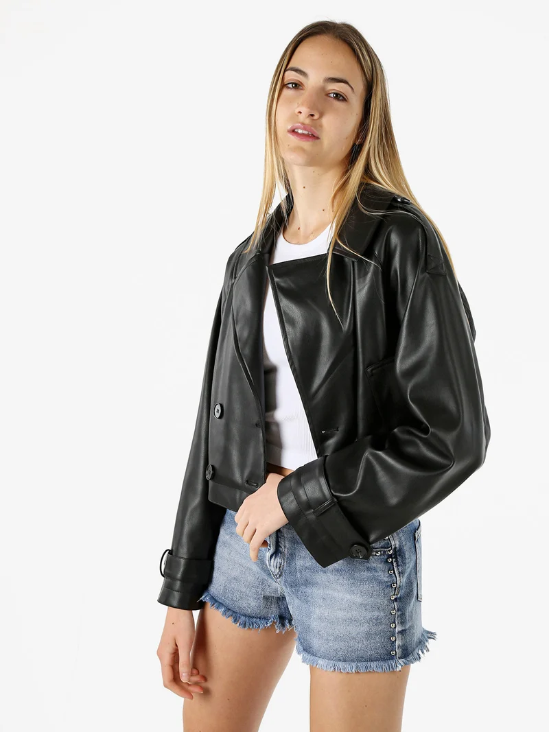 Giacca cropped in ecopelle da donna con chiusura a doppiopetto - nero