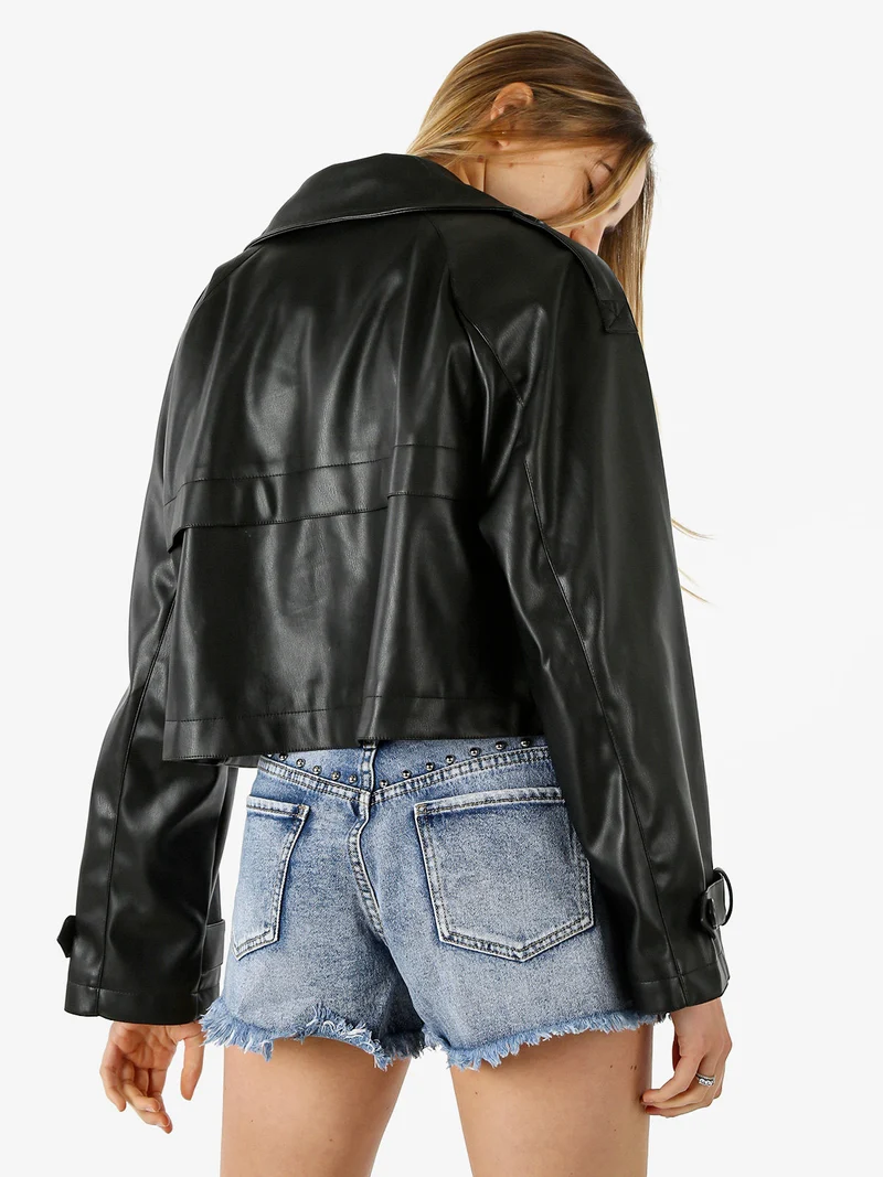 Giacca cropped in ecopelle da donna con chiusura a doppiopetto - nero