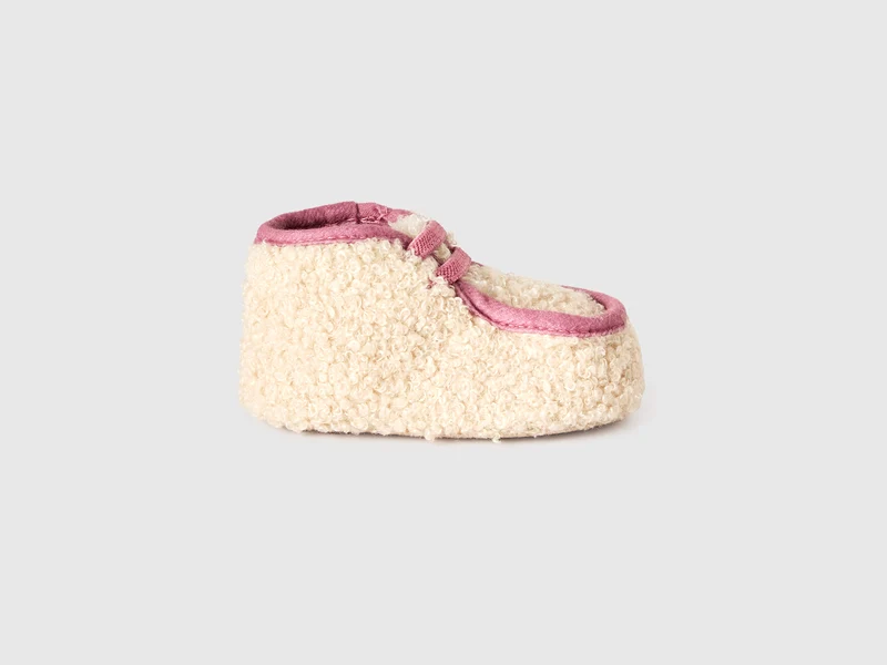 Schuhe mit Teddybär-Effekt