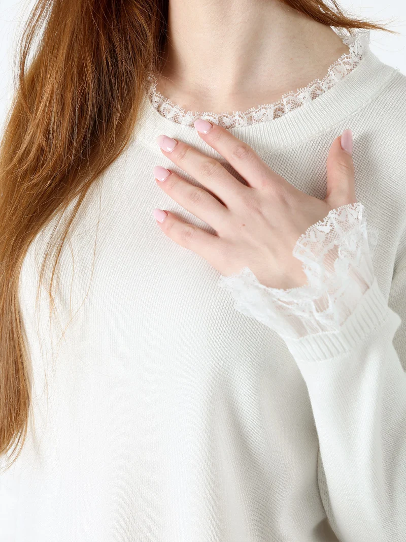 Maglia girocollo da donna con dettagli in pizzo - bianco