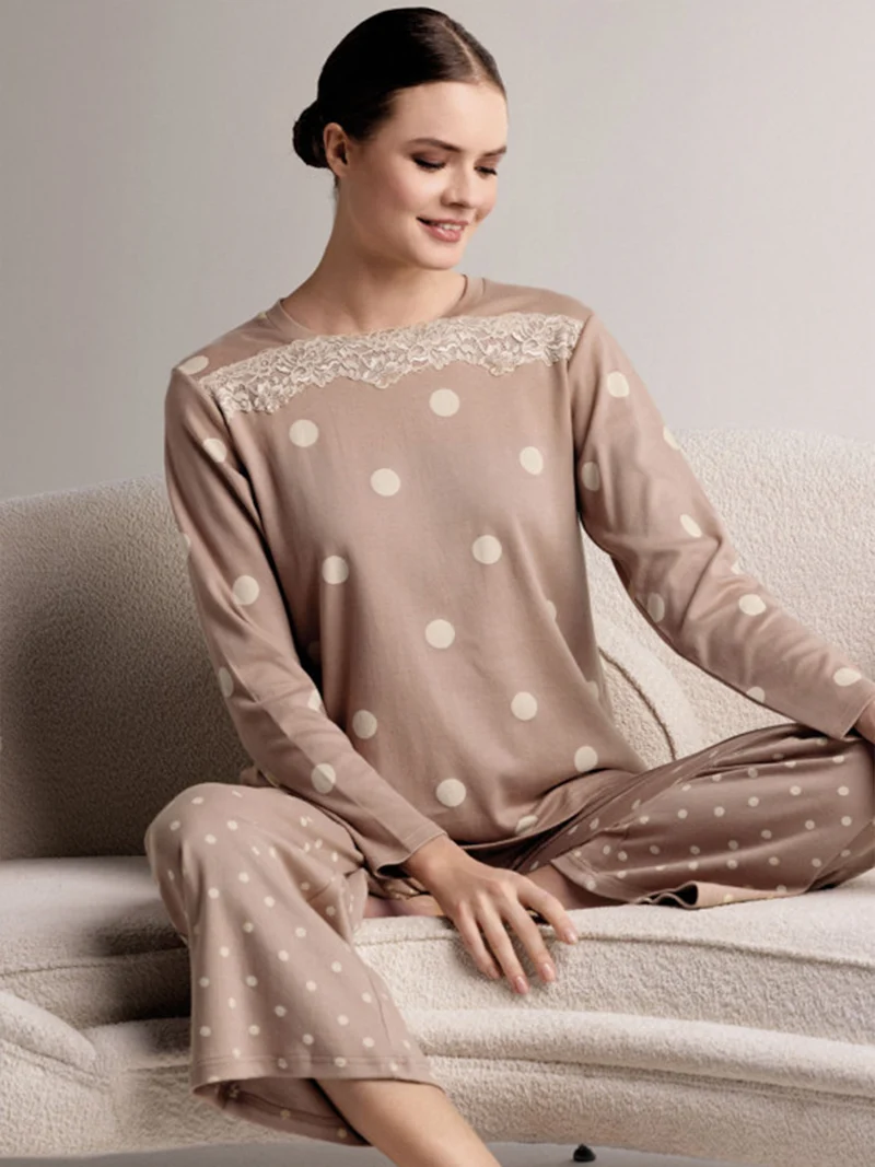 BOLLICINE Pigiama donna in cotone interlock a pois con dettagli in pizzo - taupe