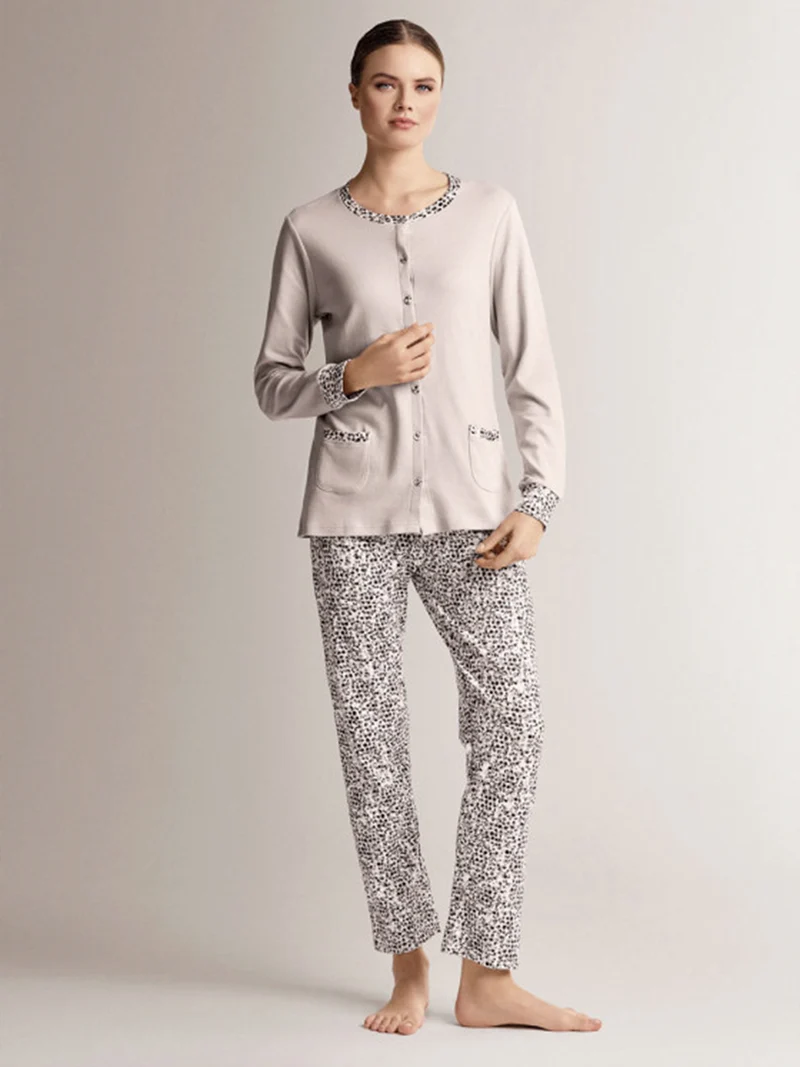 CLUB Pigiama aperto da donna con bottoni e pantaloni con stampe - sabbia