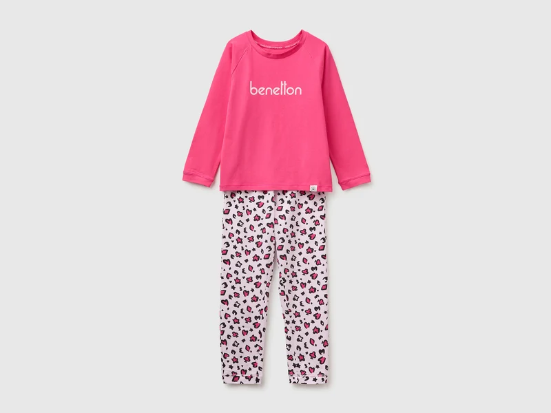 Pyjama mit Logo und gemusterte Hose