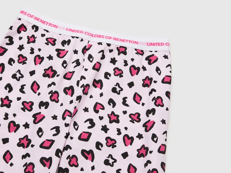 Pyjama mit Logo und gemusterte Hose