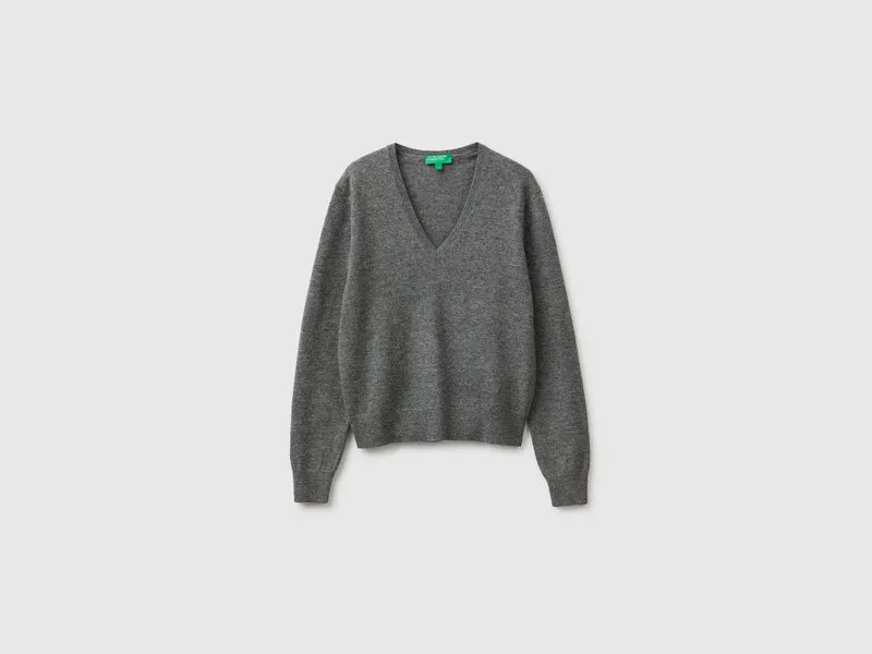 Grauer V-Ausschnitt-Pullover aus reiner Merinowolle