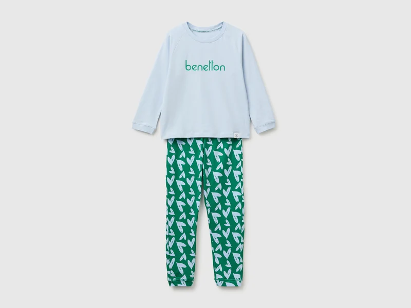 Pyjama mit Logo und gemusterte Hose