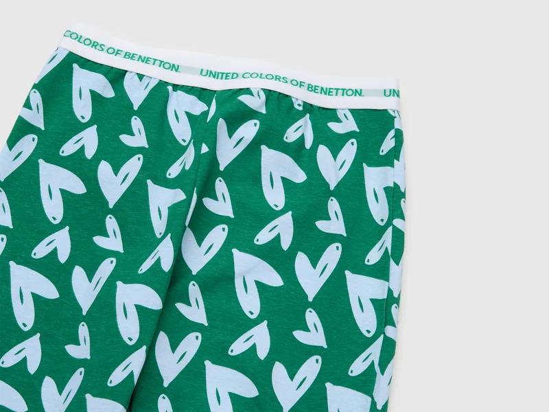 Pyjama mit Logo und gemusterte Hose