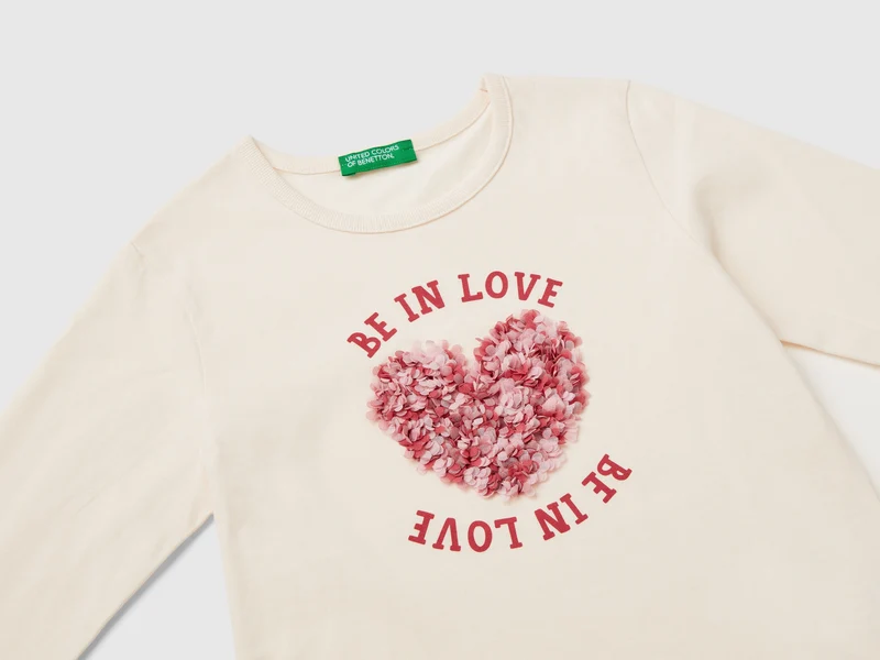 T-Shirt mit Applikationen mit Blütenblatteffekt