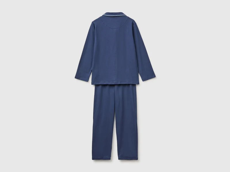 Blauer offener Pyjama