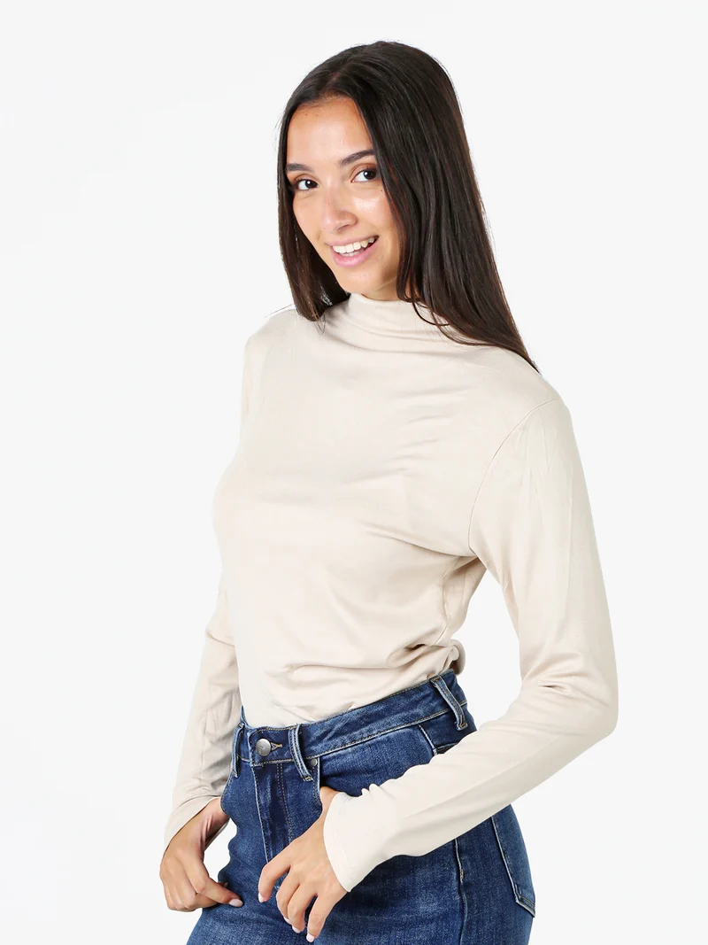 T-shirt donna a maniche lunghe in cotone con collo a lupetto - beige