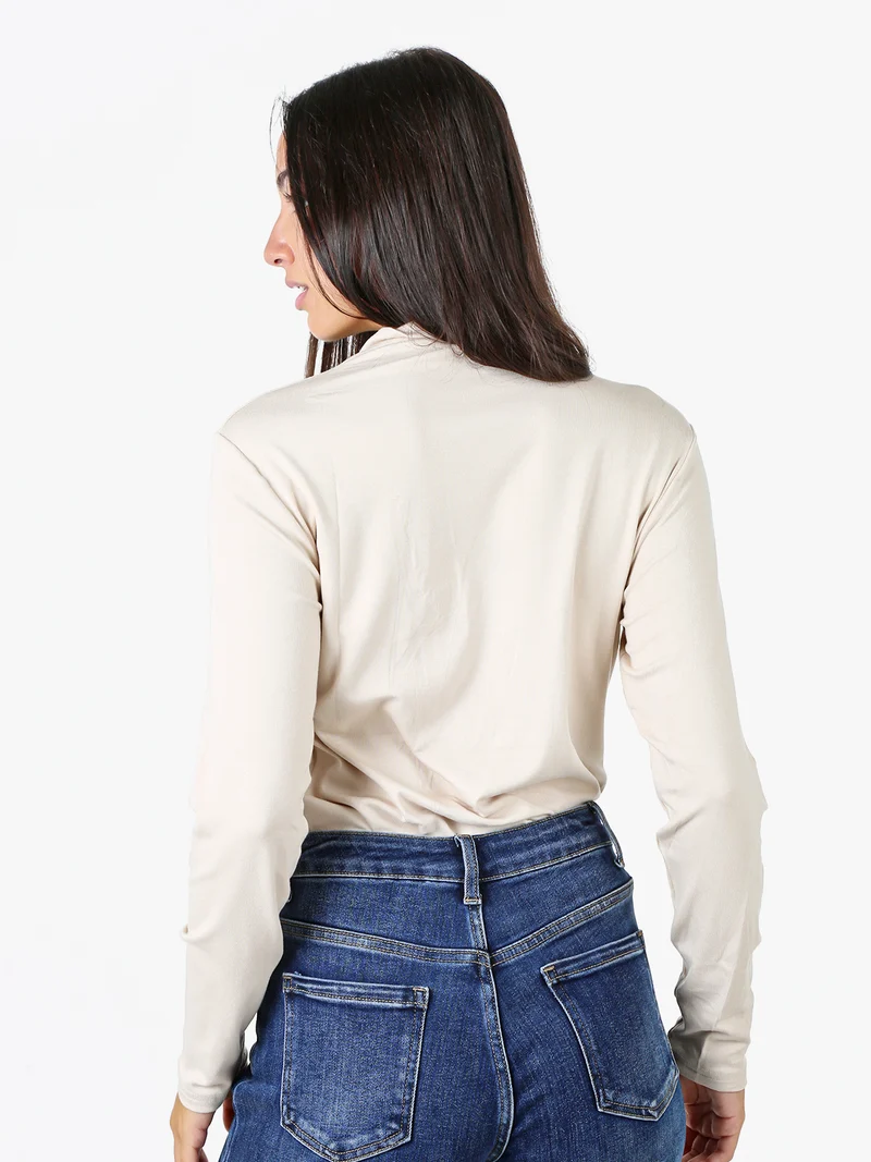 T-shirt donna a maniche lunghe in cotone con collo a lupetto - beige