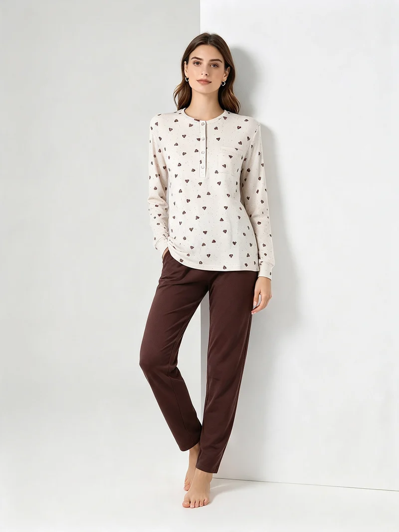 Pigiama lungo da donna in cotone con taschino e stampa cuori - beige