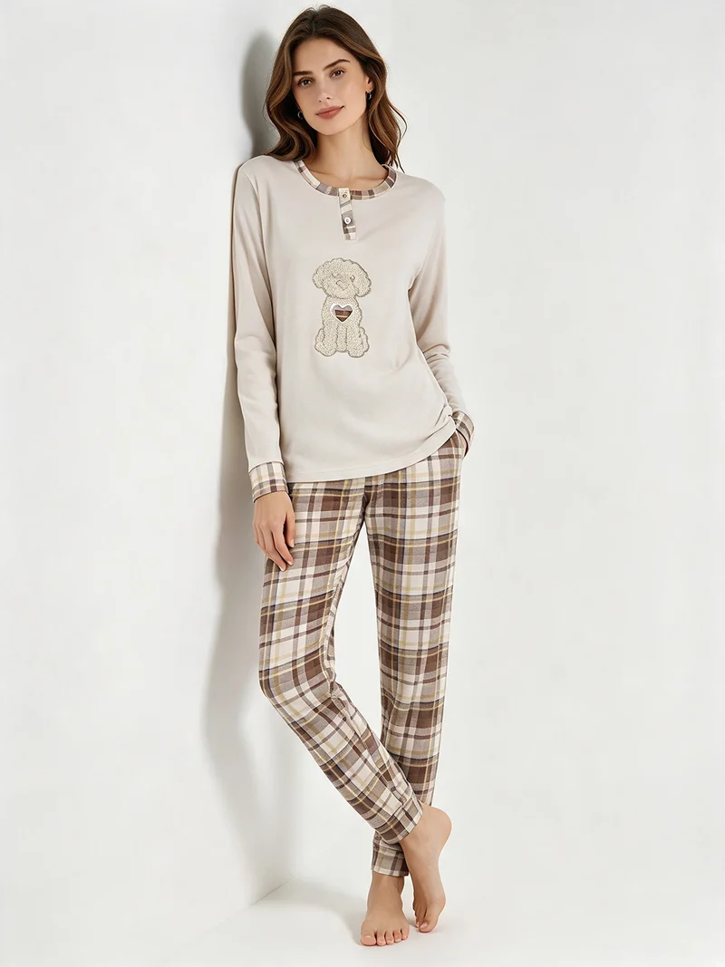 Pigiama lungo da donna con ricamo peluche e pantaloni a quadri - beige