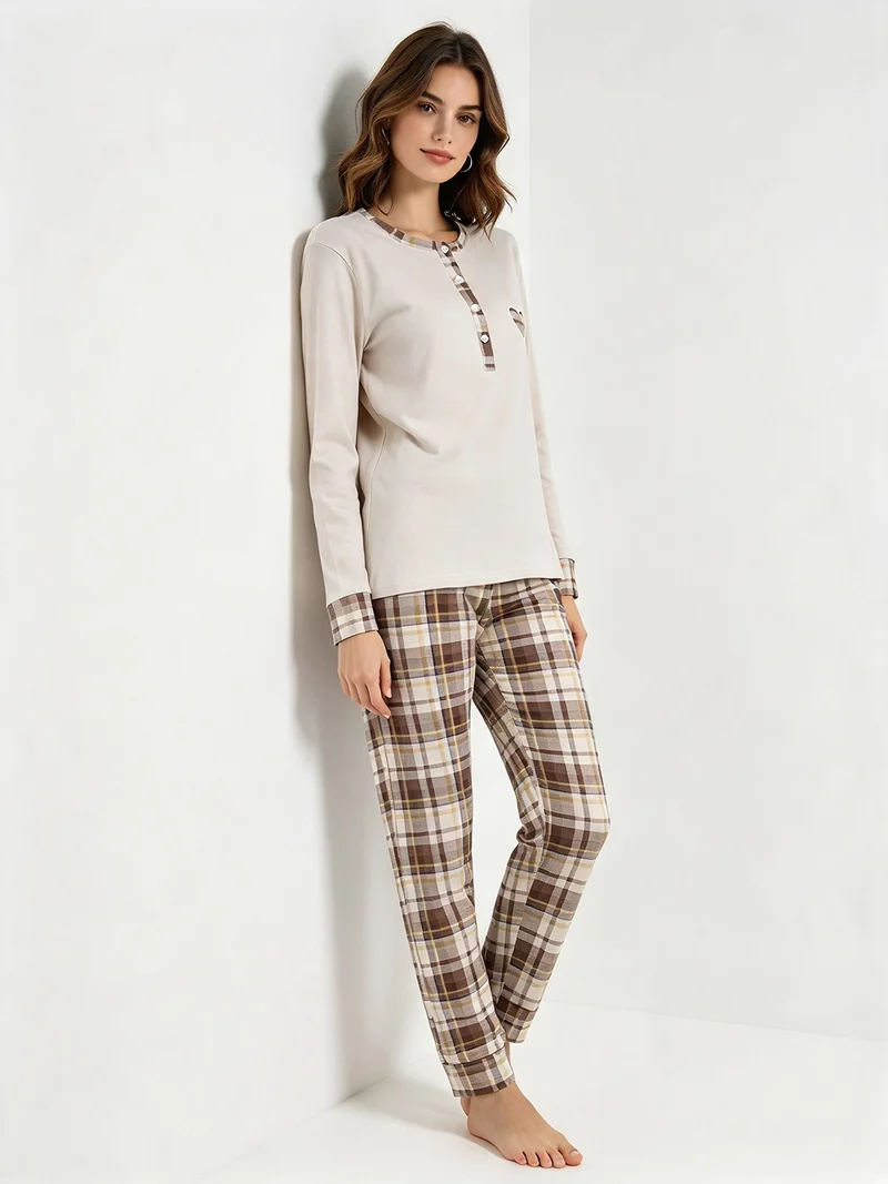 Pigiama lungo da donna in cotone con pantaloni e dettagli a quadri - beige