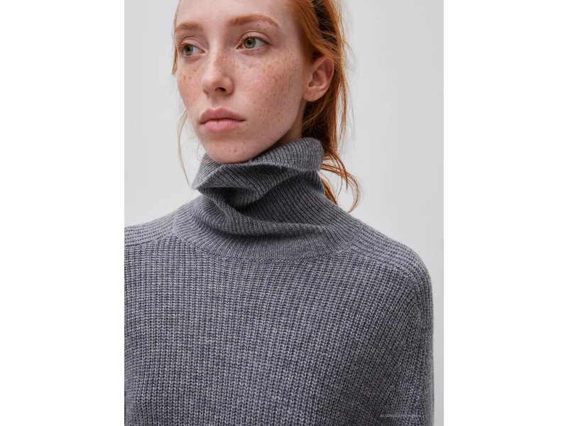 Kleid mit hohem Kragen aus Wollmischstrick