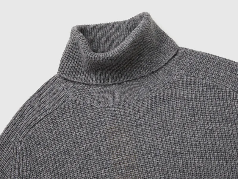 Kleid mit hohem Kragen aus Wollmischstrick
