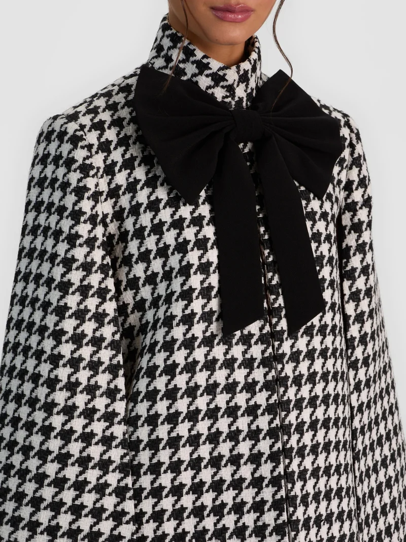 Philippa Cape mit Schleife