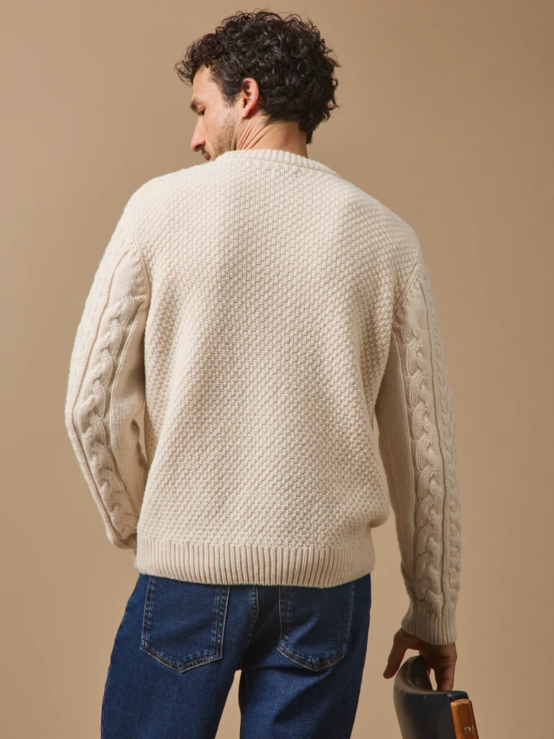 Herrenpullover mit Zopfmuster