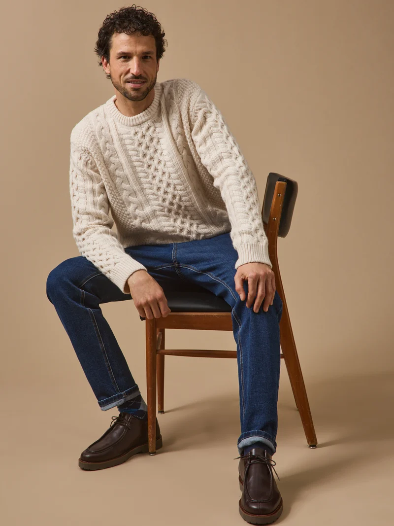 Herrenpullover mit Zopfmuster