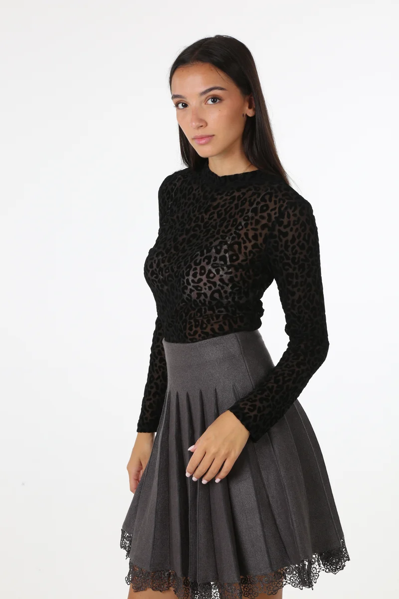T-shirt donna a maniche lunghe con stampa maculata in velluto - nero
