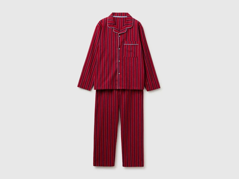 Gestreifter Flanellpyjama mit offenem Mund