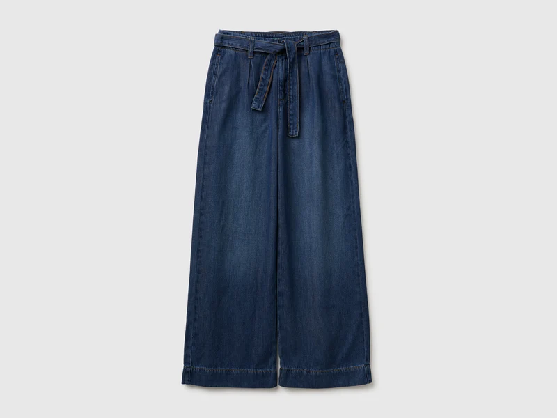 Weit geschnittene Jeans mit Gürtel