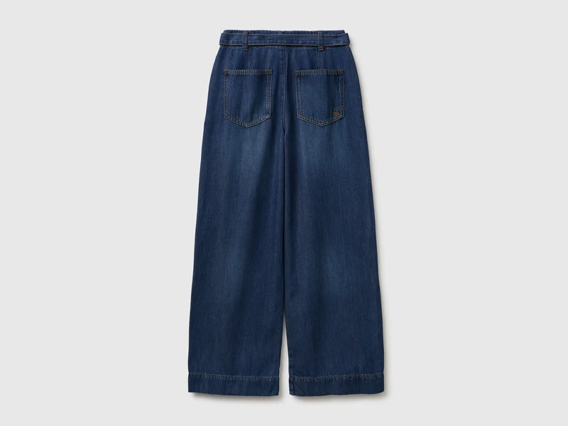Weit geschnittene Jeans mit Gürtel