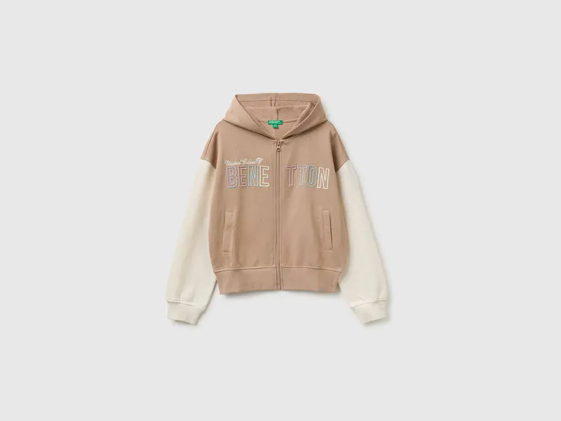 Kapuzenpullover mit Stickerei