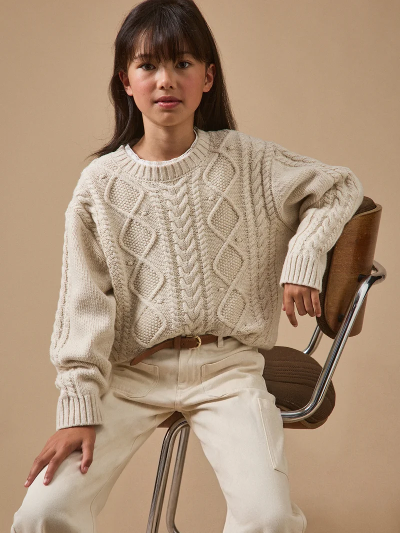 Mädchenpullover mit Zopfmuster und Wolle
