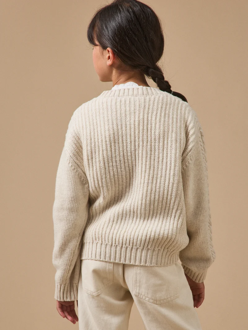 Mädchenpullover mit Zopfmuster und Wolle