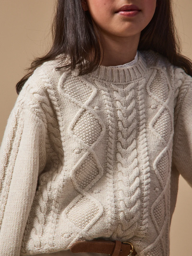 Mädchenpullover mit Zopfmuster und Wolle